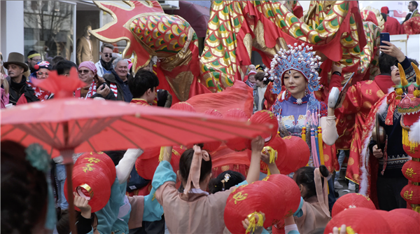 100名华人首次出现在德国狂欢节上