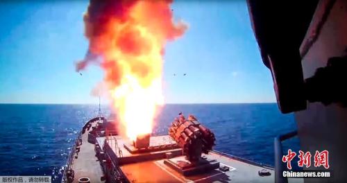 俄海军“埃森海军上将”号在地中海海域向极端武装目标发射巡航导弹。据悉，俄海军“埃森海军上将”号护卫舰和“克拉斯诺达尔”潜艇一昼夜内向巴尔米拉地区的极端武装设施发射了4枚巡航导弹。
