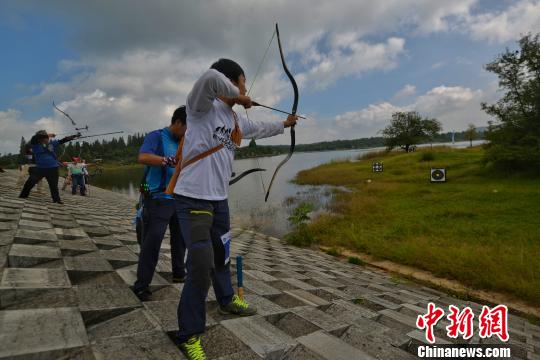 中国唯一国家级原野射箭比赛昆明石林开弓(图)