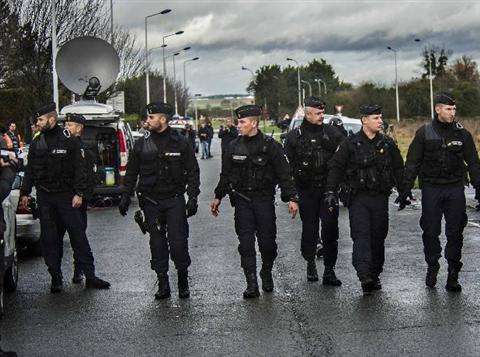 图为法国警察在恐袭现场附近巡逻