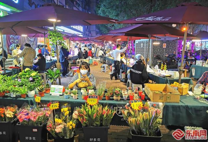 鼓西路鲜花夜市 福建日报记者 林智岚 通讯员 高璐 摄