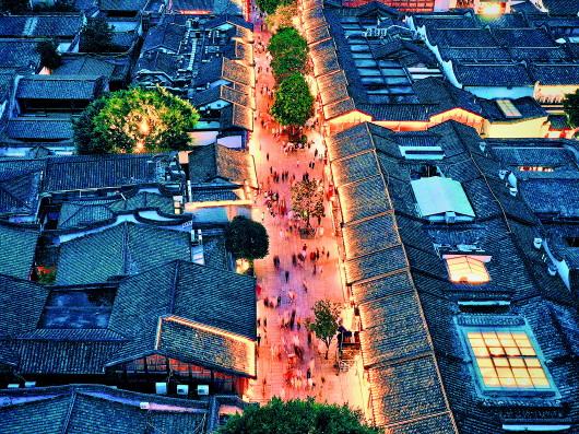 7月10日，福州三坊七巷历史文化街区南后街上游人如织（无人机照片）。