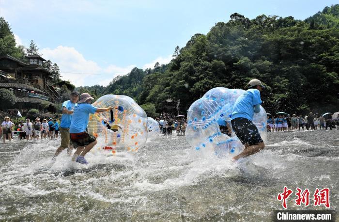 游客戏水玩乐。　屏南县委宣传部 供图