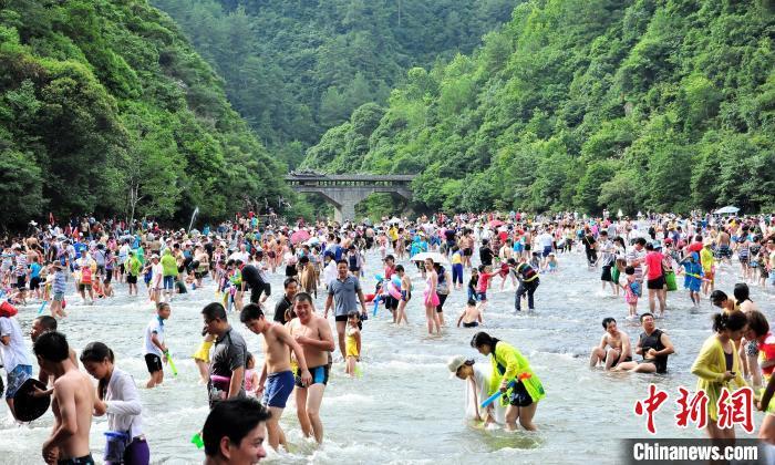 白水洋吸引大批游客前来戏水玩乐。　屏南县委宣传部 供图
